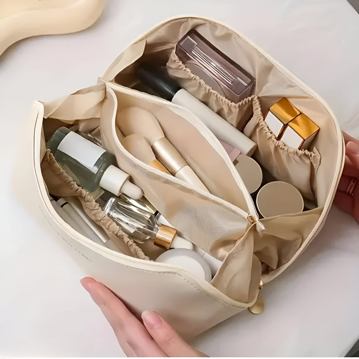 ELEGANT GLOW: CREAMY LUXE COSMATICS BAG